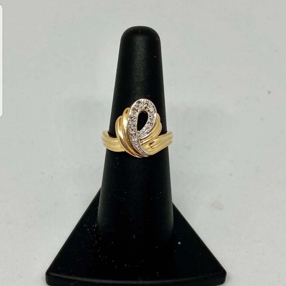 ❤❤❤ SOLD ❤❤❤❤14k yellow gold with diamond.